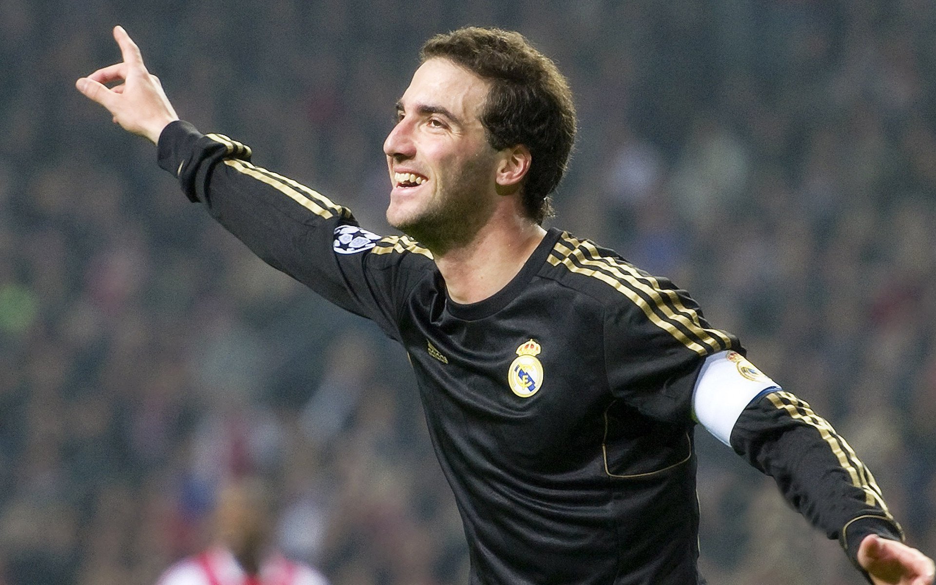 皮特·卡普尔凭借强大的身体素质和精湛的球技，成为袋鼠队的重要球员